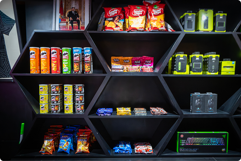 Snacks, boissons, café disponibles sur place aux prix justes.
Pas besoin de sortir, tout est à portée de main.